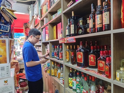 佛岡縣市場(chǎng)監(jiān)管局龍山所重拳出擊，開(kāi)展“特供酒”清源打鏈專項(xiàng)行動(dòng)